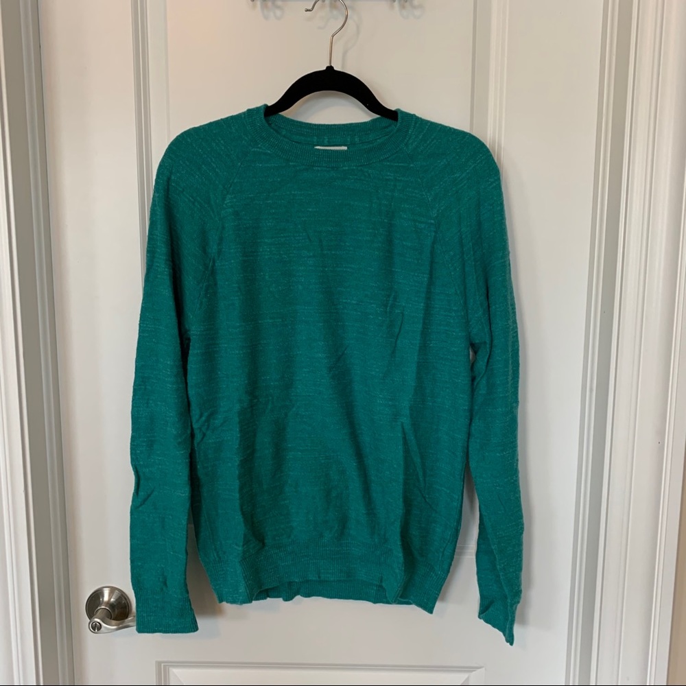 Old Navy teal shirt